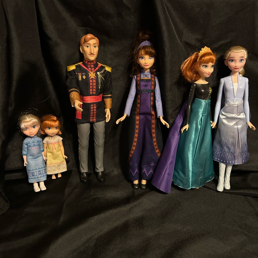 Frozen 2 doll set! With 7 dolls